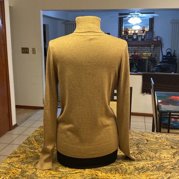 Joseph A turtleneck, tan/ taupe, Excellent condition measurements below - Picture 3 of 9